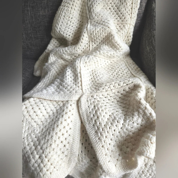 Hand Knit Snowflake Blanket - Picture 2 of 9